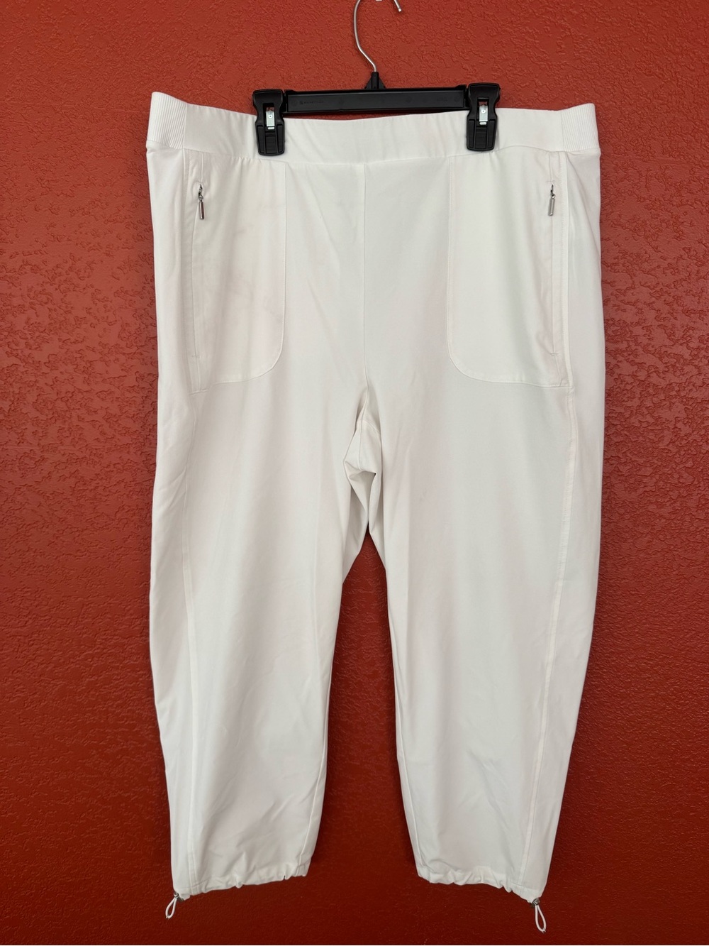 Chico's size 2.5 white capri pants. EUC.